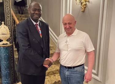 Freddy Mapouka, Berater des Präsidenten der Zentralafrikanischen Republik, und Jewgenij Prigoschin in Sankt Petersburg