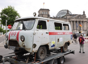 Ein von russischen Besatzern zerschossener ukrainischer Rettungswagen wird am 5. Juli vor dem Reichstagsgebäude als Mahnmal ausgestellt