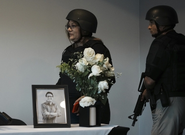 Verónica Sarauz, die Witwe des erschossenen Fernando Villavicencio, bei einer Pressekonferenz in Quito, 12. August