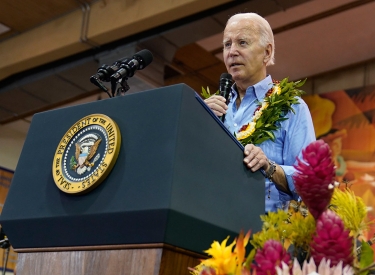 US-Präsident Joe Biden mit Blumenkranz