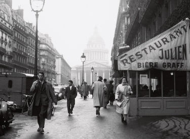 Fußgänger in der Rue Soufflot in Paris, im Hintergrund das Panthéon