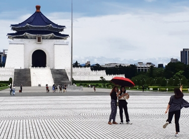 Teenager auf dem Freiheitsplatz in Taipeh mit der Chiang-Kai-shek-Gedächtnishalle im Hintergrund