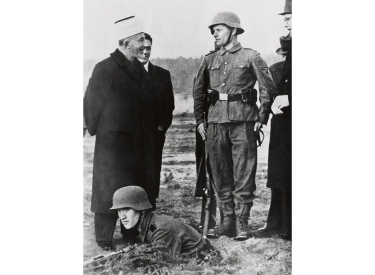 Amin al-Husseini mit Truppen eines SS-Totenkopfverbands im Zweiten Weltkrieg