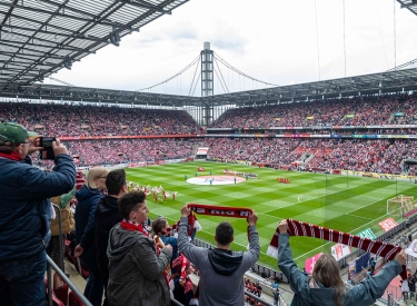 Rekordkulisse von 38.365 Zuschauer:innen im Müngersdorfer Stadion