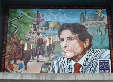 Edward Said, als Wandgemälde an der San Francisco State University mit Felsendom und Golden Gate Bridge