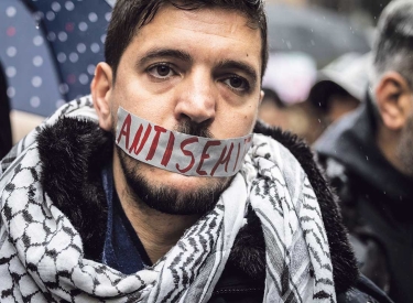  Ein Mann auf der antiisraelischen »Demonstration für Menschenrechte« am 4. November in Düsseldorf mit Panzertape über den Mund, auf dem "Antisemit" steht