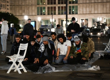 Im Notfall geht auch Plastikteppich. Nach einer Demonstration der Generation Islam am 22. Oktober auf dem Berliner Alexanderplatz