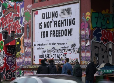Statt »Killing Jews« war plötzlich »Killing Humans« zu lesen. Plakat an der Roten Flora in Hamburg
