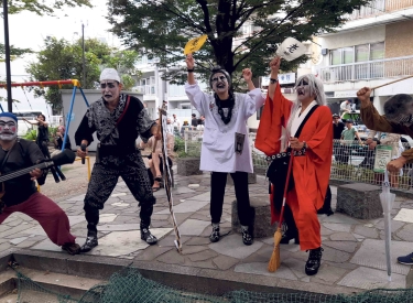 Die Stadt als Bühne. Eine Musiktheatertruppe in Kōenji während des Festivals »No Limit«