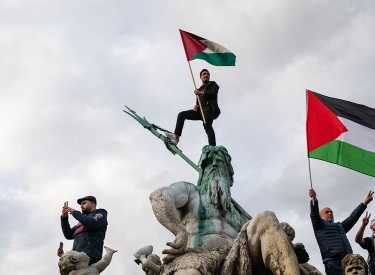 Mit Neptun gegen Israel. Demontration am Berliner Alexanderplatz, 4. November