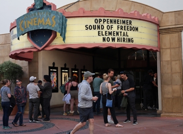Noch nicht der ganz große Sturm. Eine mittlere Schlange vor einem Kino in Santa Barbara, das auch »Sound of Freedom« zeigt, 24. Juli 2023