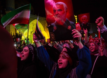 Qasem Soleimani ist posthum dabei. Anhängerinnen des iranischen Regimes bejubeln das Massaker der Hamas auf dem Teheraner Palästina-Platz, 7. Oktober