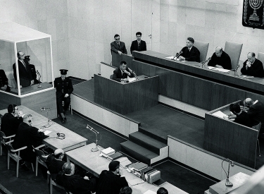 Wer im Glaskasten sitzt. Am 15. Dezember 1961 verurteilt das Gericht in Jerusalem Adolf Eichmann zum Tode