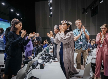 »Bei vielen Freudentränen, aber bei einigen vielleicht auch keine«, sagte Annalena Baerbock nach der Konferenz COP 28. Hier mit Tina Stege von den Marshallinseln – die bald untergehen