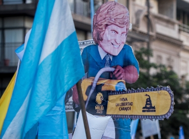 Die Freiheit der phallischen Kettensäge. Figur des neuen argentinischen Präsidenten Javier Milei