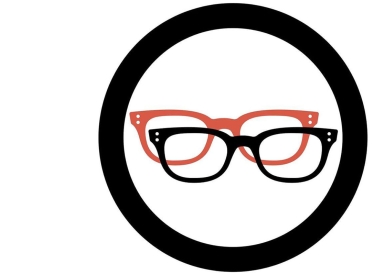 Logo im Stil der Antifaschsitischen Aktion, statt roter und schwarzer Fahne sind eine rote und schwarze Brille zu sehen