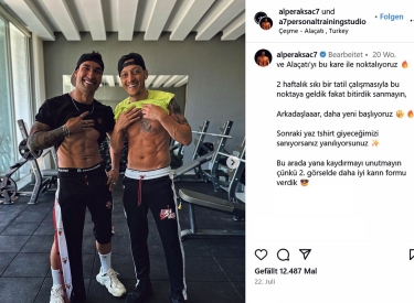 Bauchmuskeln und ein heulender Wolf. Der ehemalige Fußballer Mesut Özil (r.) präsentiert auf Instagram stolz sein Tattoo