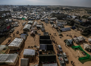 Umgeben von Zerstörung. Luftaufnahme von behelfsmäßigen Zeltlagern in Rafah im südlichen Gaza-Streifen nahe der ägyptischen Grenze für geflüchtete Palästinenser, 8. Dezember 2023