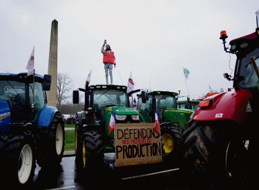 »Verteidigen wir unsere Produktion(smittel)«. Bauern blockieren einen Kreisverkehr in Fontainebleau, südlich von Paris, 26. Januar