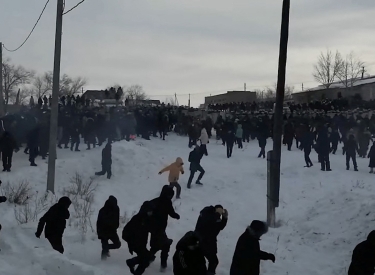 Schneeballschlacht gegen Blendgranaten. In Baimak protestieren Baschkiren gegen ein Gerichtsurteil, 17. Januar