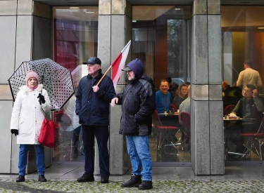 Überschaubarer Andrang. PiS-Anhänger versammeln sich am Hauptsitz des staatlichen Fernsehsenders TVP, um gegen die Neubesetzung der Senderleitung durch die neue polnische Regierung zu protestieren, Warschau, 20. Dezember