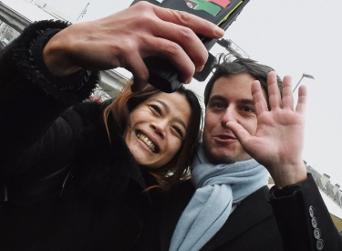 Selfie mit dem »Zionisten«: Premierminister Gabriel Attal in Caen am 14. Januar