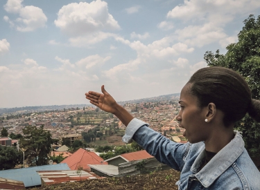 Blick auf das hügelige Kigali. Die Studentin Anger führt Besucher durch das Frauenzentrum im Stadtviertel Nyamirambo