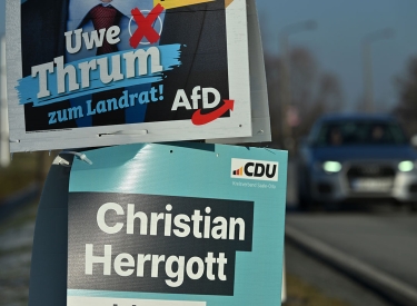 Wahlplakate AfD-Thrum gegen den Herrgott