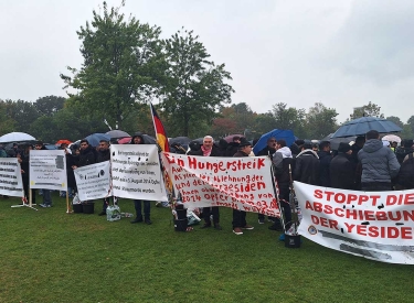 Von Abschiebung bedroht. Bereits im Oktober protestierten Yeziden vor dem Reichstagsgebäude in Berlin