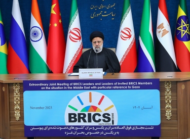Bündnis gegen den Westen: Der iranische Präsident Ebrahim Raisi hält während des BRICS-Gipfels in Teheran im November eine Rede