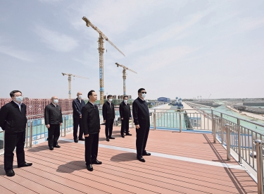 Es geht voran. Der chinesische Präsident Xi Jinping (r.) inspiziert die Baustelle eines Bahnhofs in der Provinz Hebei im Norden von China, Mai 2023