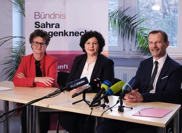 Die beiden sächsischen Landesvorsitzenden des BSW, Sabine Zimmermann (l.) und Jörg Scheibe (r.), mit der BSW-Bundesvorsitzenden Amira Mohamed Ali