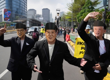 Klimaaktivisten mit Masken der drei Kandidaten Anies Baswedan, Prabowo Subianto und Ganjar Pranowo (v.l.) bei einer Demo in Jakarta, 7. Februar