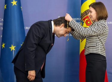 Die Präsidentin Moldaus, Maia Sandu (r.), verleiht dem scheidenden Außenminister und Vizepremier Nicu Popescu die höchste Ehrung des Staates