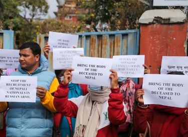 Protest in Nepal. Angehörige und Kriegsrückkehrer demonstrieren vor der russischen Botschaft. Kathmandu, 6. Februar 