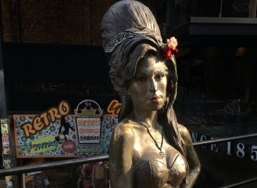 Lieber mit Blumen als mit Aufklebern. Statue von Amy Winehouse in London