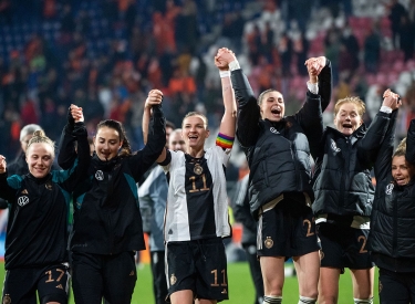 Jubel der deutschen Frauen-Elf nach dem 2:0 gegen die Niederlande in Heerenveen am 28. Februar