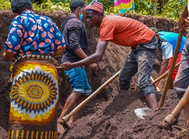 Neben den Häusern die Toten. In dem Dorf Ngoma im Südwesten Ruandas suchen Freiwillige nach vor 30 Jahren vergrabenen Leichen