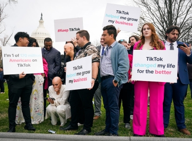 Die Generation Tiktok trifft sich im »echten Leben«. Proteste gegen ein mögliches Verbot von Tiktok in den USA (13. März, Washington, D.C.)