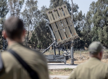 Schutzschild gegen iranische Raketen. Eine Batterie des israelischen Luftabwehrsystems »Iron Dome« in Sderot, 17. April