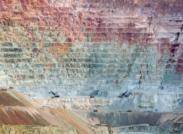 Oben rot, unten grün. Gesteinsschichten, sichtbar gemacht durch die Trassen des Kupfertagebaus in Santa Rita, New Mexico, USA