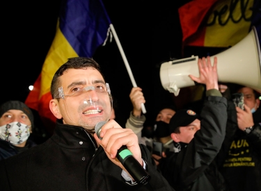 Inszeniert sich schon länger als Anti-System-Opposition: der rechte Politiker George Simion, hier bei einer »Corona-Demo« im Januar 2021 in Bukarest