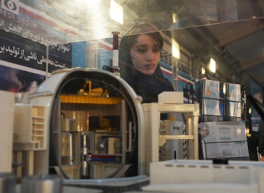 Eine Studentin betrachtet ein Modell des Reaktors in Bushehr, das in einer Ausstellung in Teheran gezeigt wurde